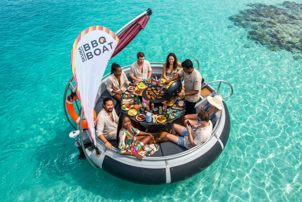 Bateau barbecue circulaire flottant avec groupe d’amis profitant d’un repas convivial sur l’eau, grillades en cours, ambiance estivale et détente en plein air. Idéal pour activité nautique originale, pique-nique flottant et expérience BBQ sur bateau.