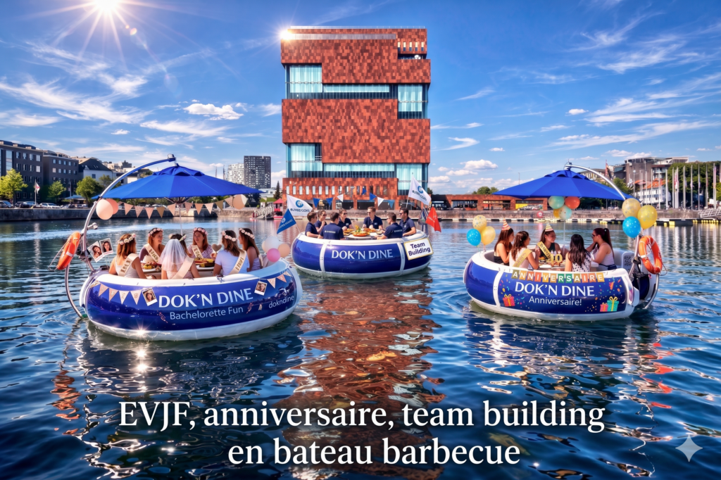 Une photo d'un groupe d'amis profitant d'une excursion en bbq boat Paris avec des décorations festives, avec un bâtiment moderne en briques en arrière-plan. Le texte sur l'image se lit comme suit : "EVJF, anniversaire, team building en bateau barbecue
